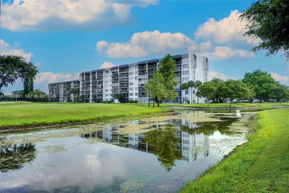 3100 W Rolling Hills Cir #403 Davie, FL 33328