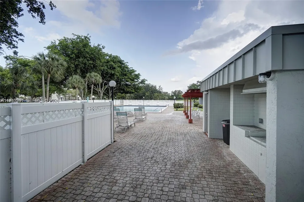 3100 W Rolling Hills Cir #403 Davie, FL 33328