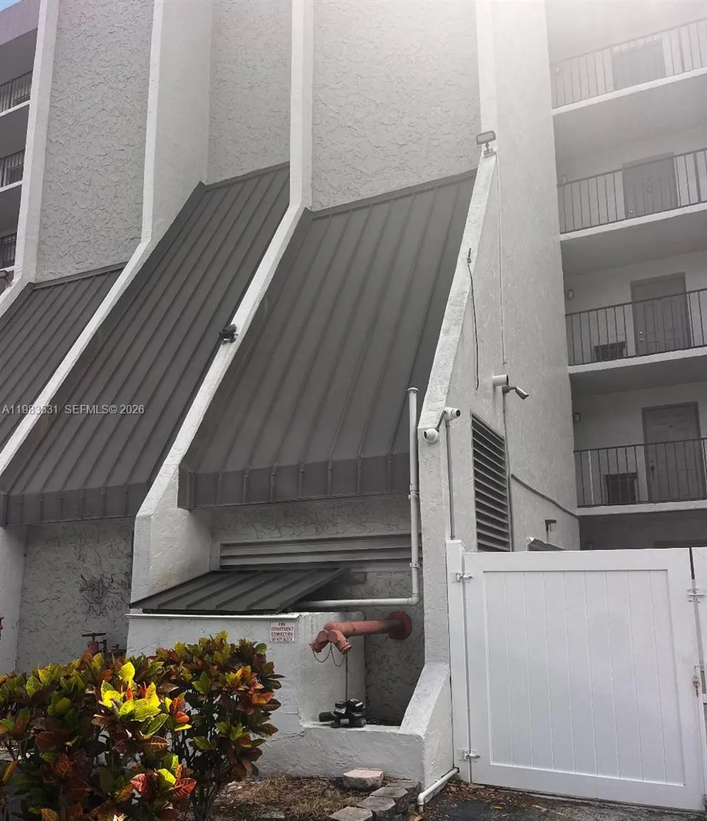 3100 W Rolling Hills Cir #403 Davie, FL 33328
