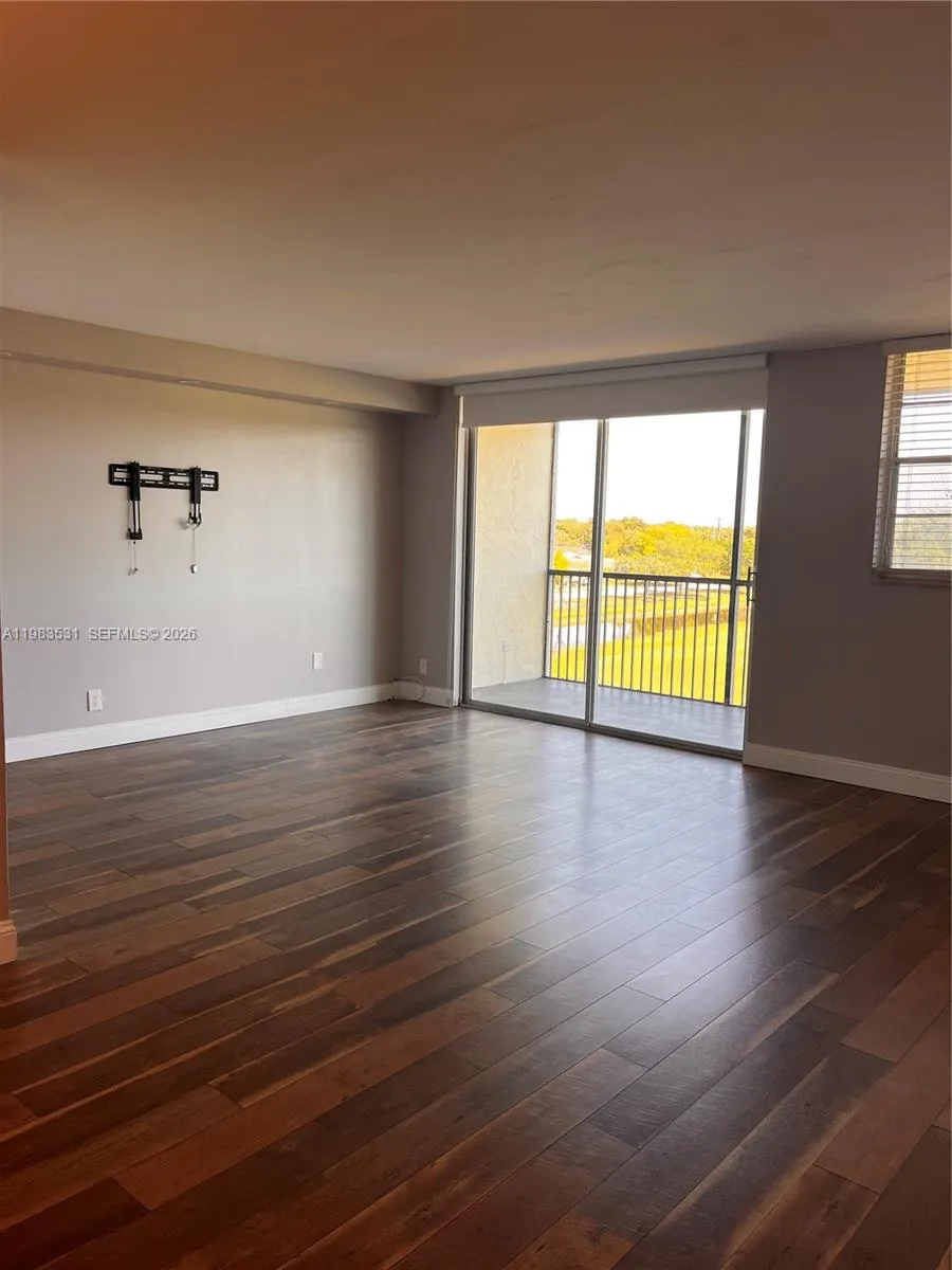 3100 W Rolling Hills Cir #403 Davie, FL 33328