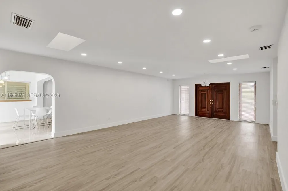 19710 NE 23rd Ave Miami, FL 33180