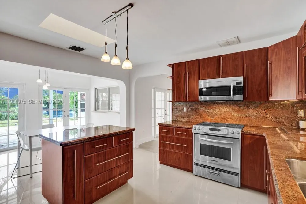 19710 NE 23rd Ave Miami, FL 33180