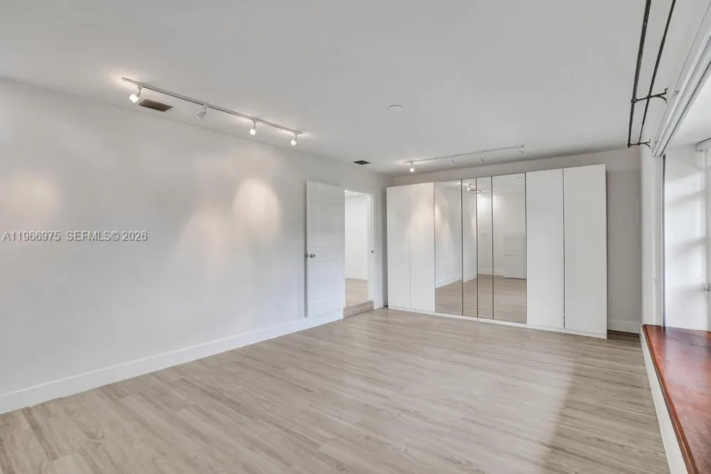 19710 NE 23rd Ave Miami, FL 33180