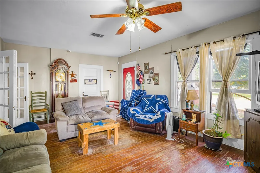 520 E First Street Cuero, TX 77954