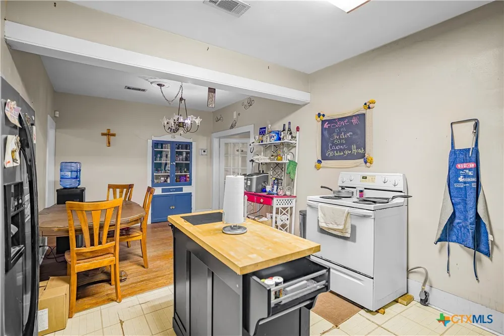 520 E First Street Cuero, TX 77954