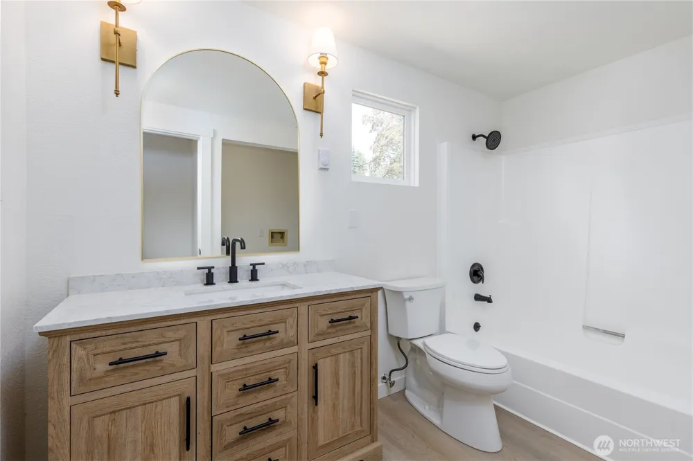 1386 Admirals Drive Oak Harbor, WA 98277