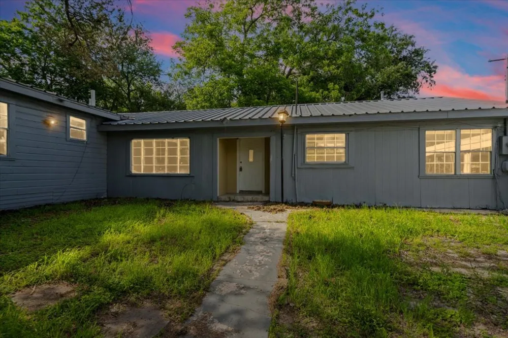 103 W Beaumont Thrall, TX 76578