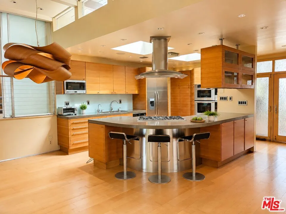 13523 Hartland Street Valley Glen, CA 91405