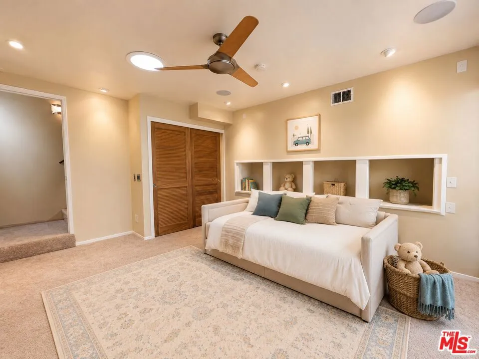 13523 Hartland Street Valley Glen, CA 91405