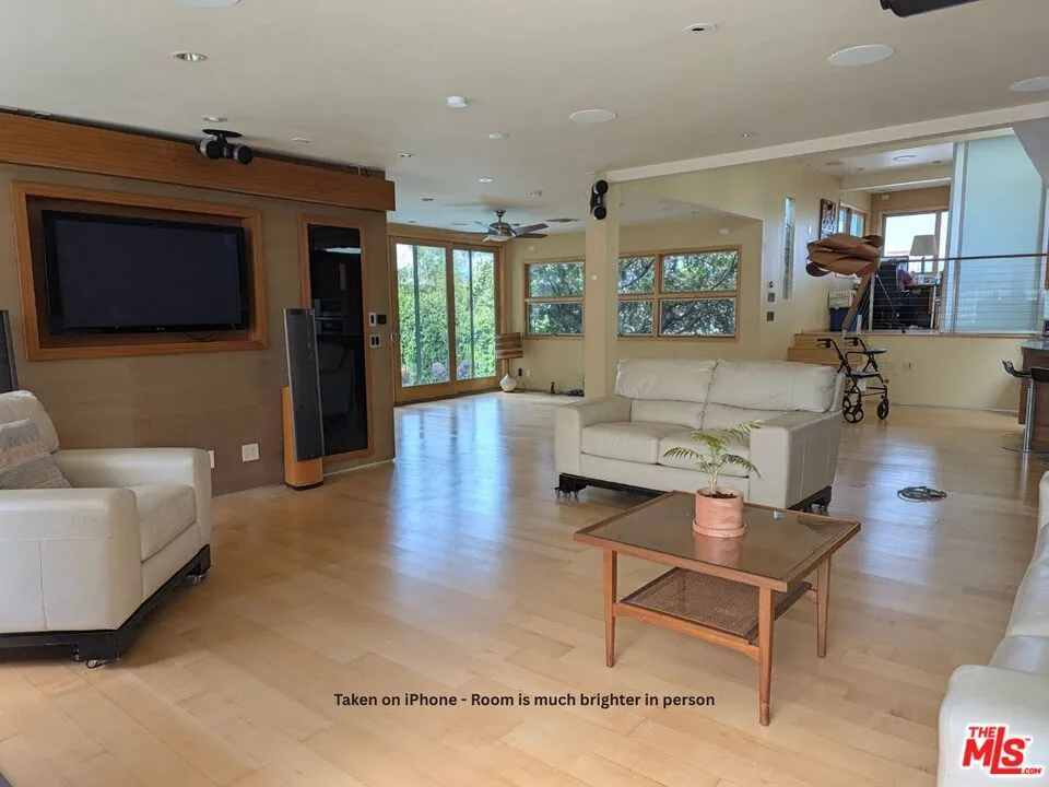 13523 Hartland Street Valley Glen, CA 91405