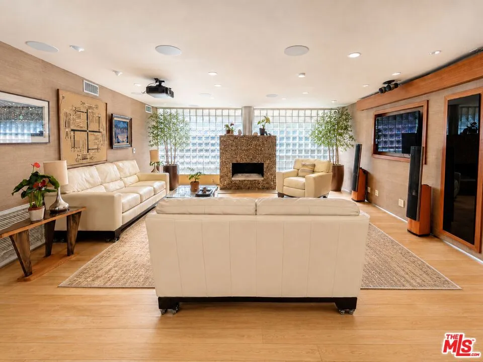 13523 Hartland Street Valley Glen, CA 91405