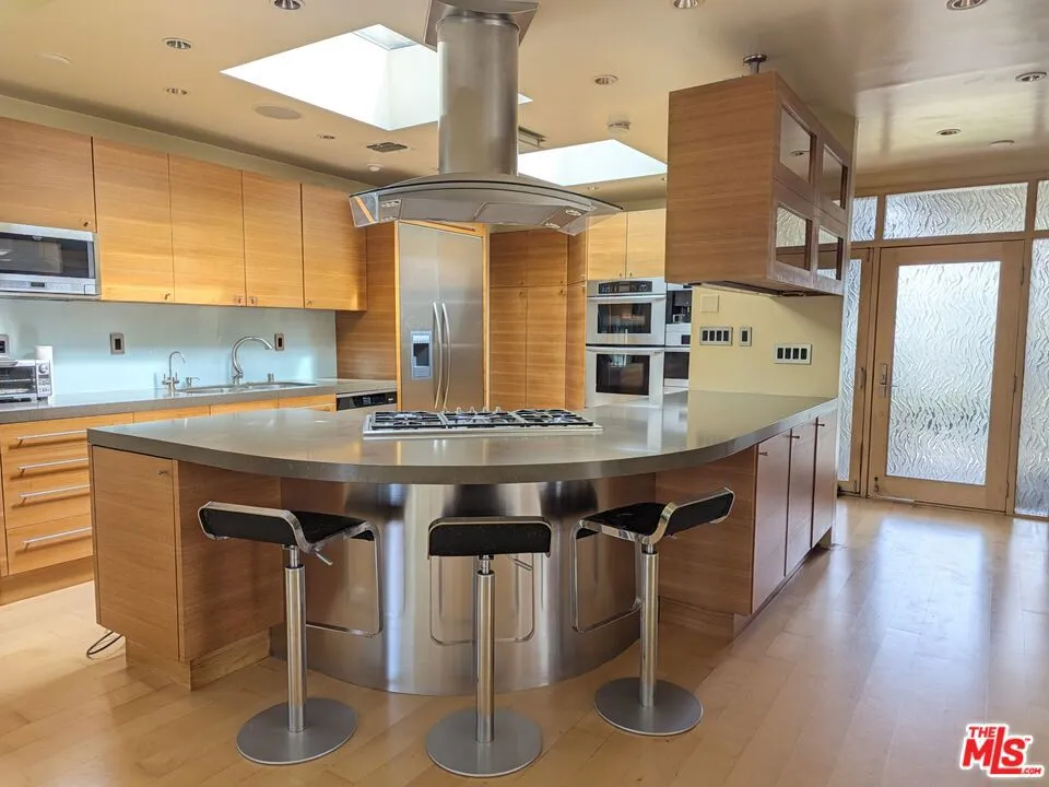 13523 Hartland Street Valley Glen, CA 91405
