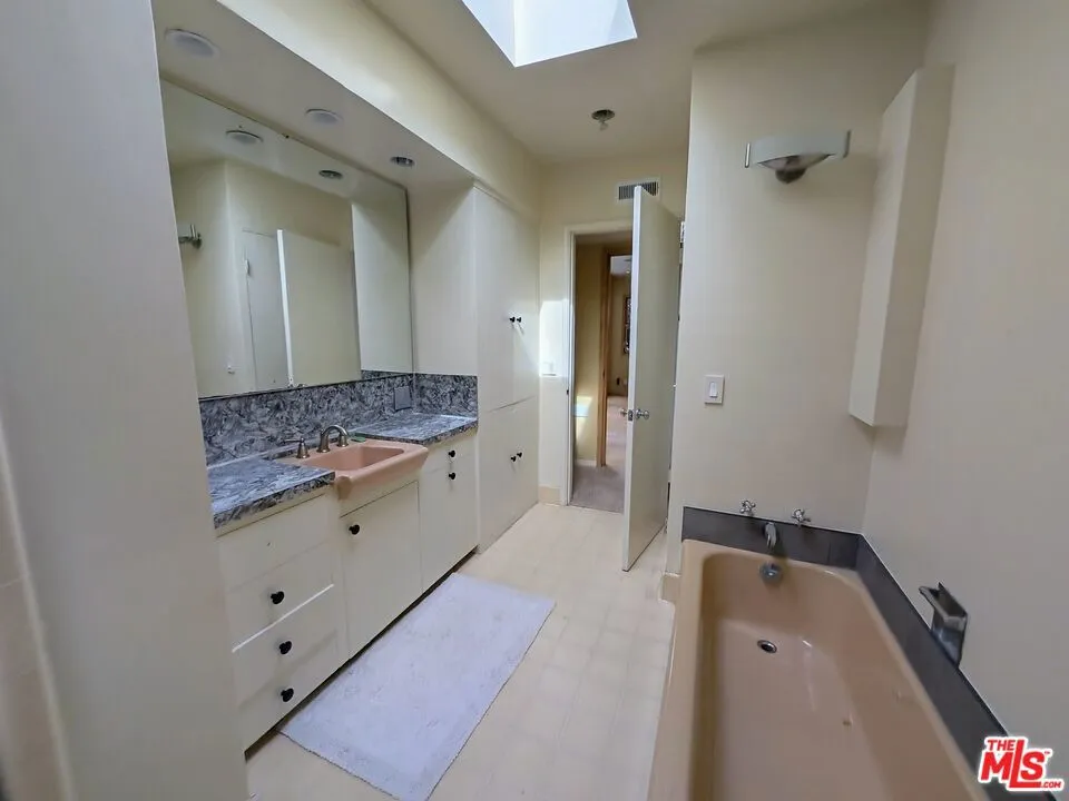 13523 Hartland Street Valley Glen, CA 91405