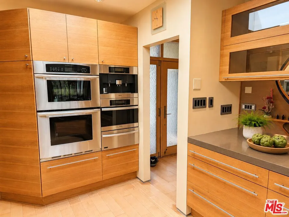 13523 Hartland Street Valley Glen, CA 91405