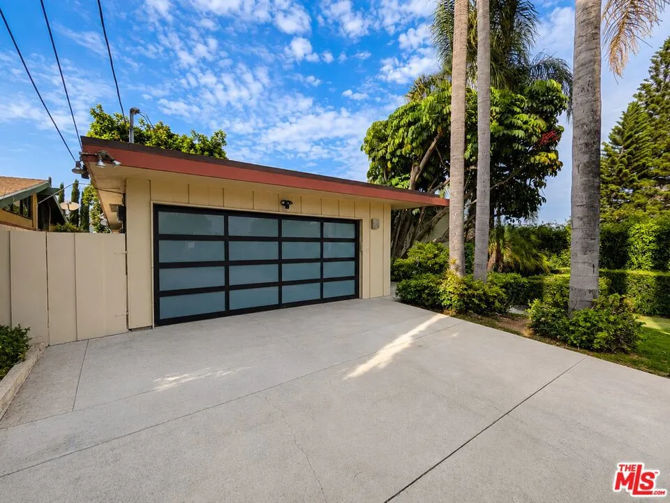 13523 Hartland Street Valley Glen, CA 91405