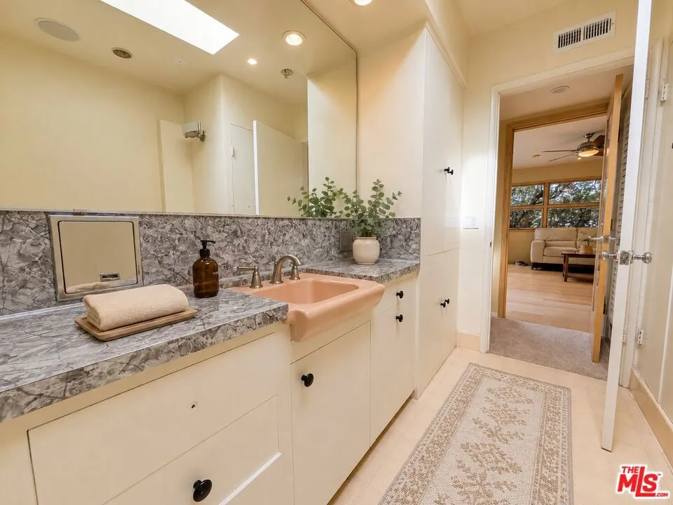 13523 Hartland Street Valley Glen, CA 91405