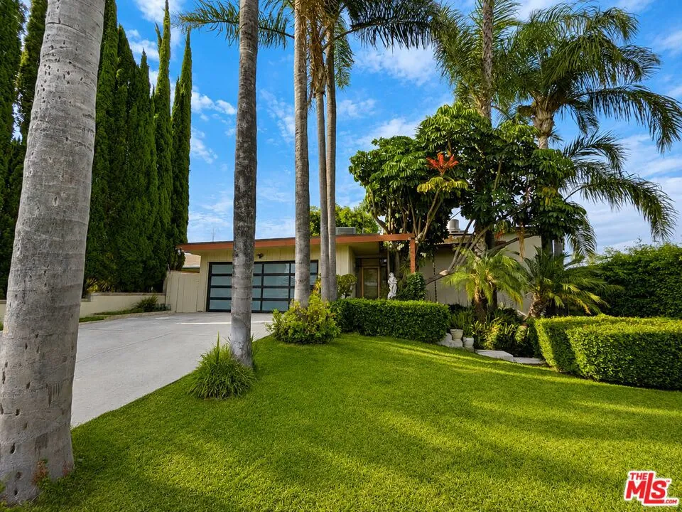 13523 Hartland Street Valley Glen, CA 91405