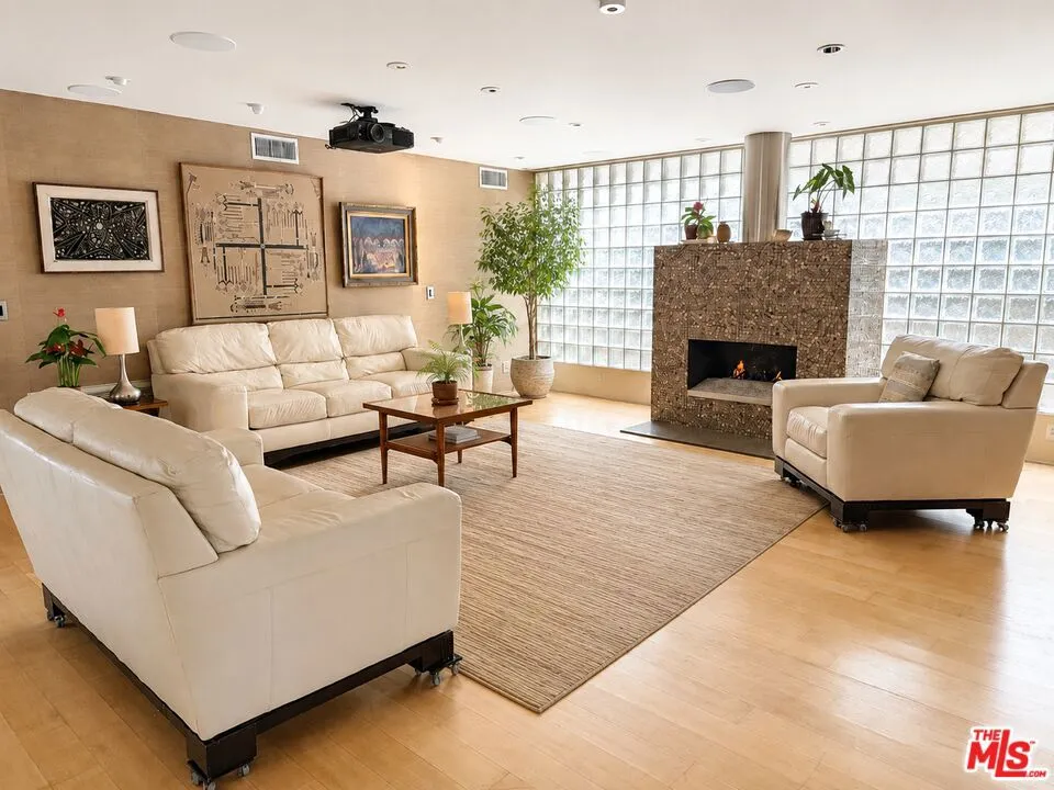 13523 Hartland Street Valley Glen, CA 91405
