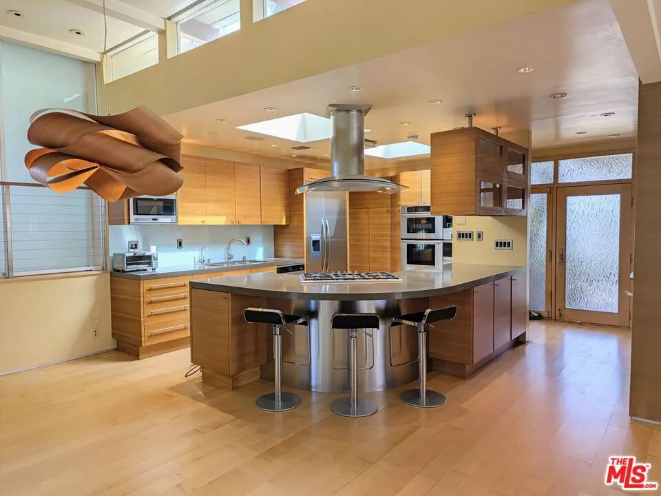 13523 Hartland Street Valley Glen, CA 91405