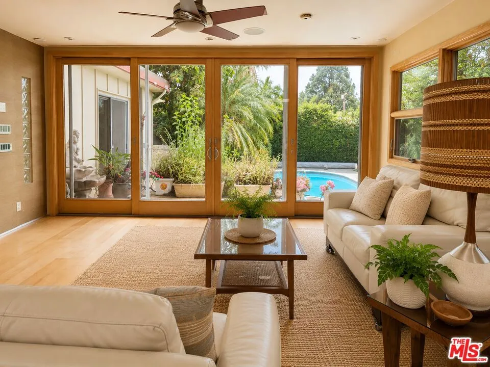 13523 Hartland Street Valley Glen, CA 91405
