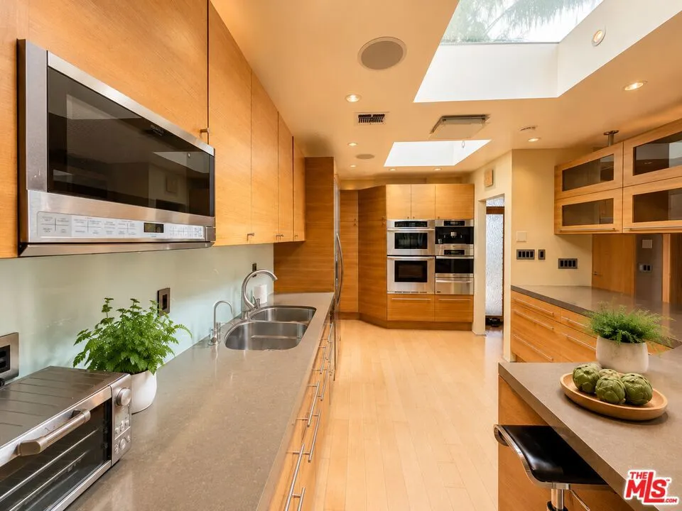 13523 Hartland Street Valley Glen, CA 91405
