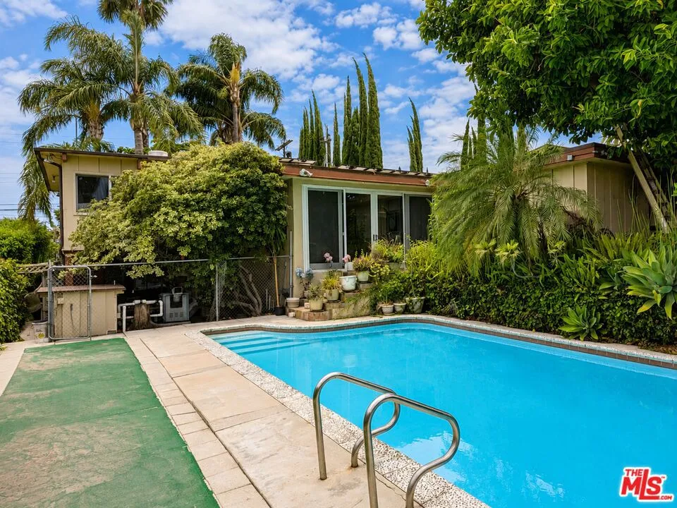 13523 Hartland Street Valley Glen, CA 91405