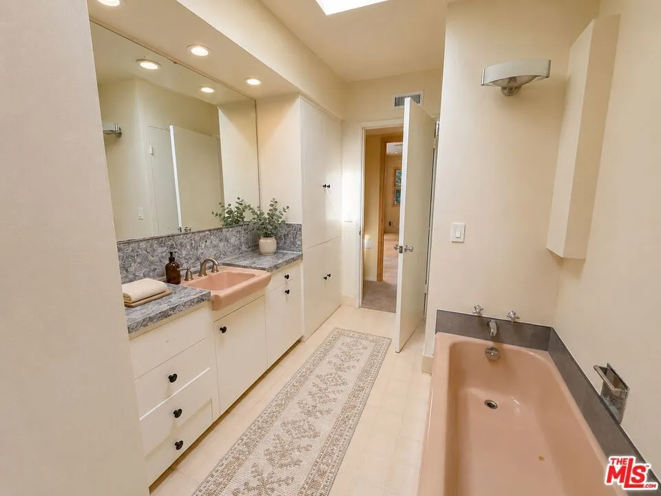 13523 Hartland Street Valley Glen, CA 91405