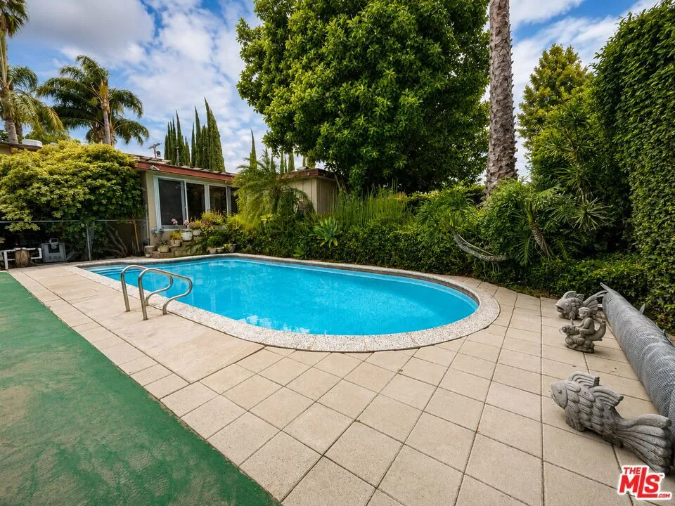 13523 Hartland Street Valley Glen, CA 91405