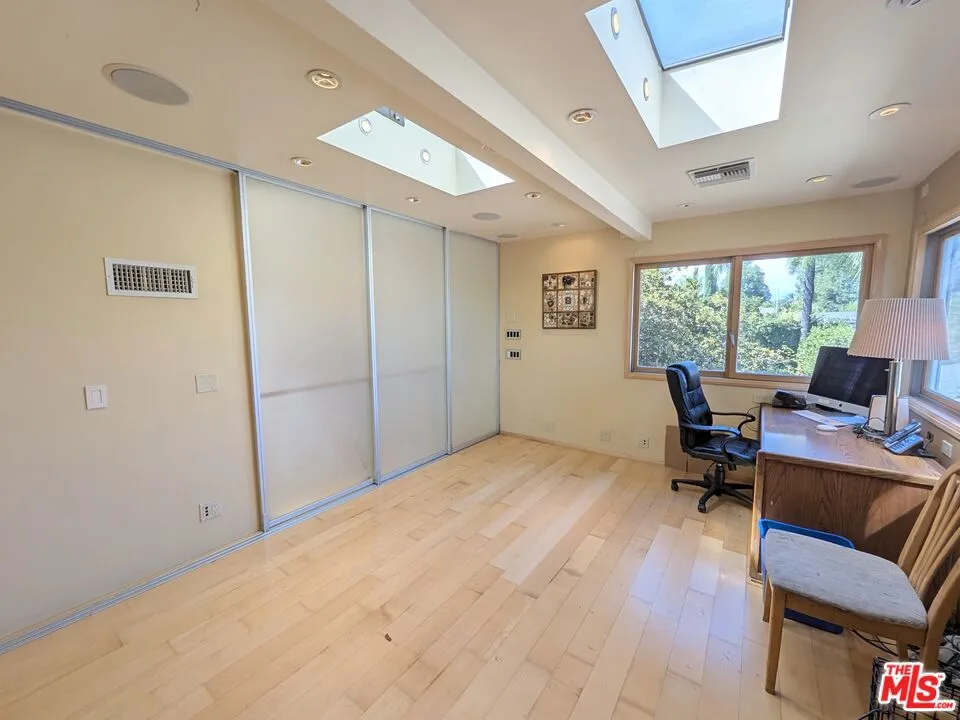 13523 Hartland Street Valley Glen, CA 91405