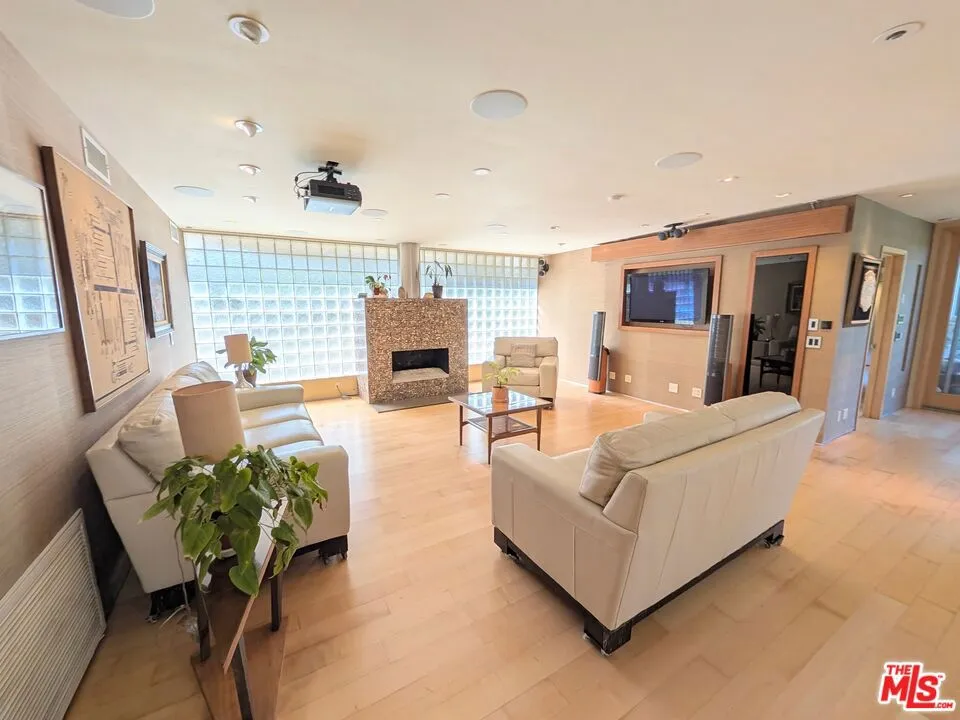 13523 Hartland Street Valley Glen, CA 91405