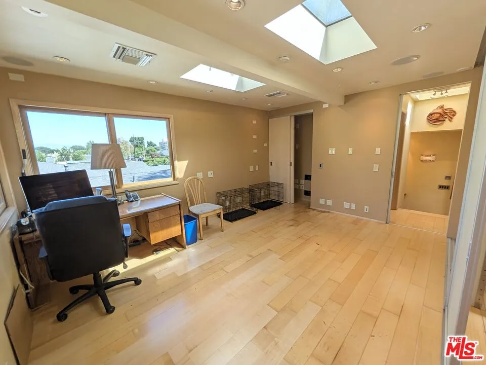 13523 Hartland Street Valley Glen, CA 91405