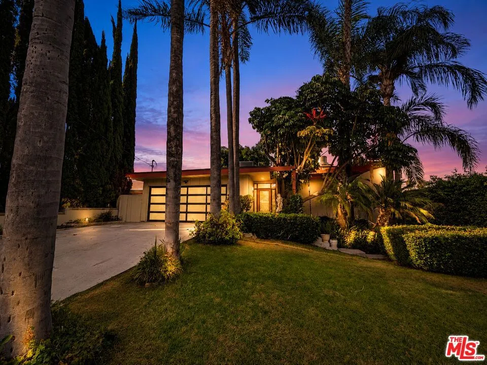 13523 Hartland Street Valley Glen, CA 91405