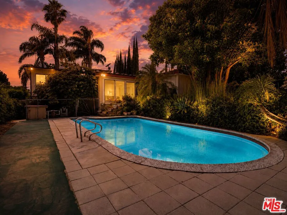 13523 Hartland Street Valley Glen, CA 91405