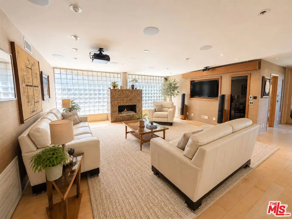 13523 Hartland Street Valley Glen, CA 91405