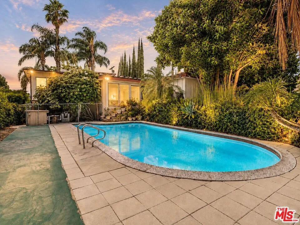 13523 Hartland Street Valley Glen, CA 91405
