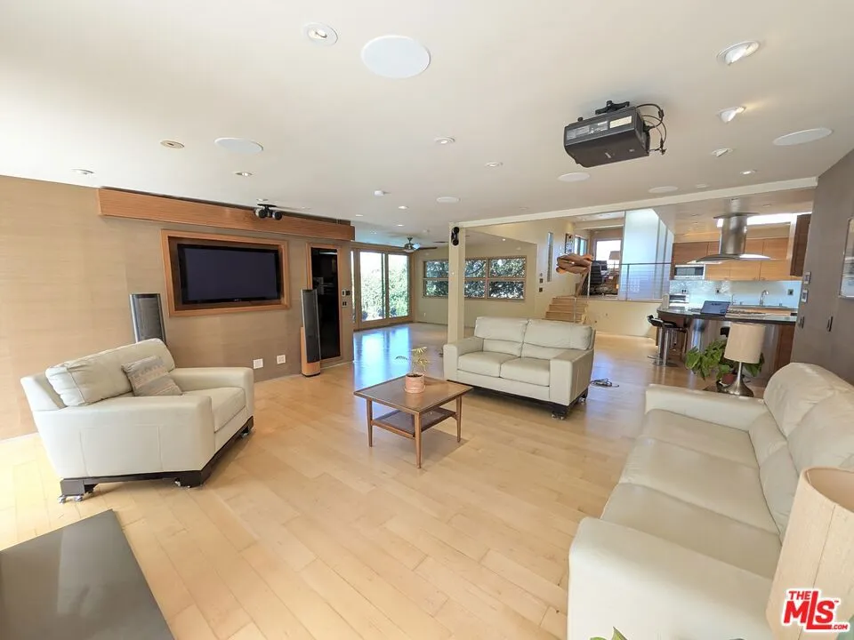 13523 Hartland Street Valley Glen, CA 91405