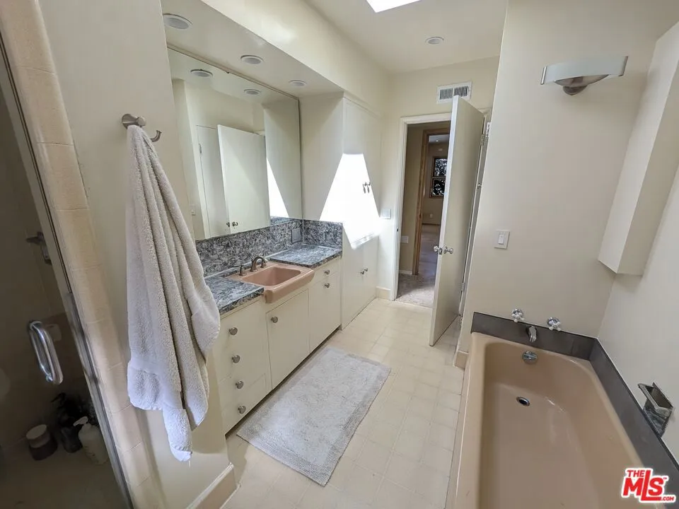 13523 Hartland Street Valley Glen, CA 91405