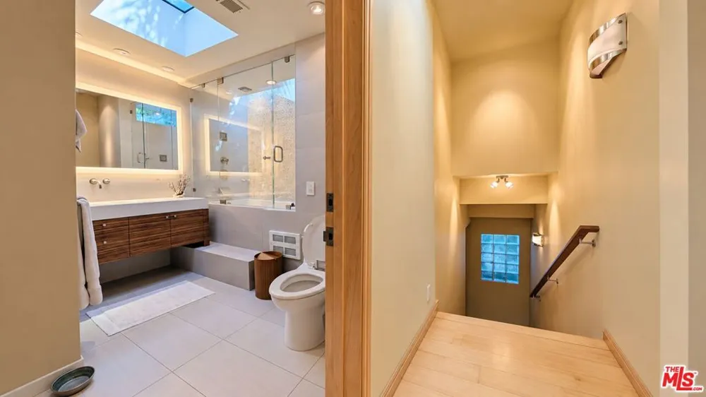 13523 Hartland Street Valley Glen, CA 91405