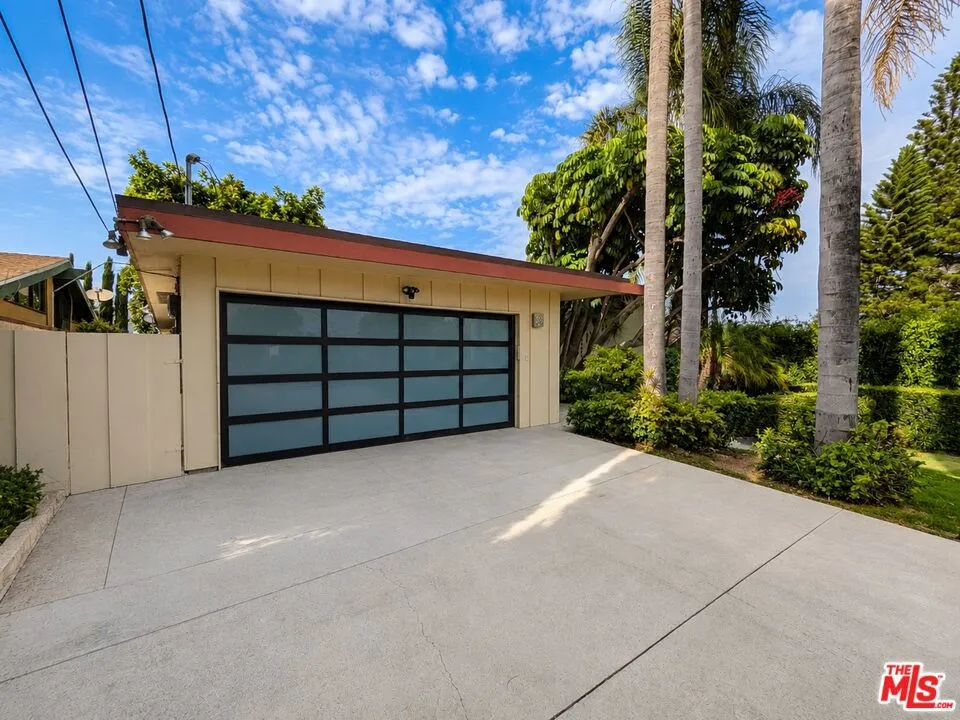 13523 Hartland Street Valley Glen, CA 91405