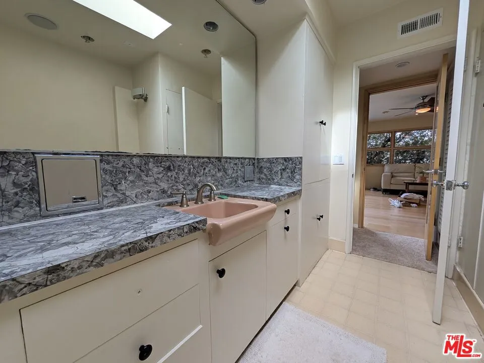 13523 Hartland Street Valley Glen, CA 91405