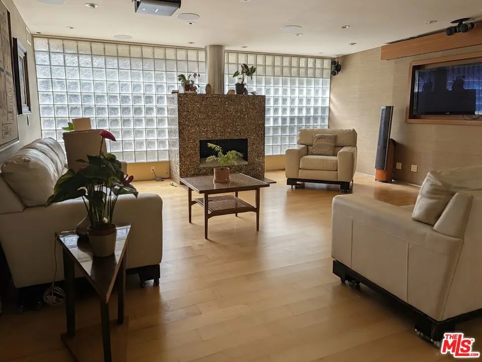 13523 Hartland Street Valley Glen, CA 91405