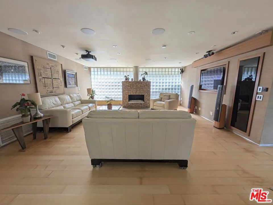 13523 Hartland Street Valley Glen, CA 91405