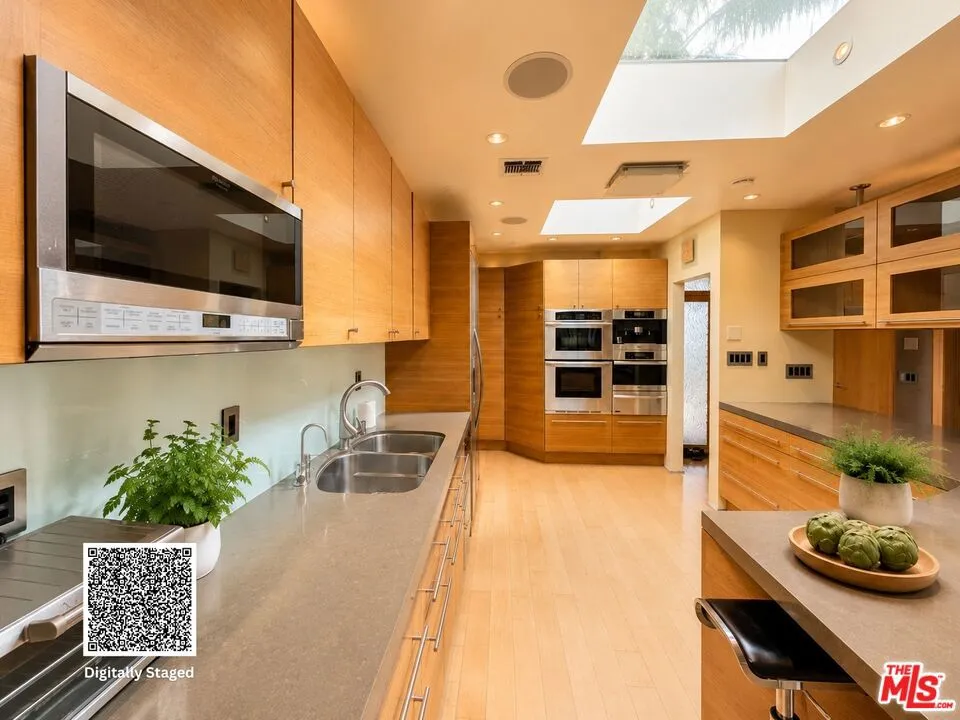 13523 Hartland Street Valley Glen, CA 91405