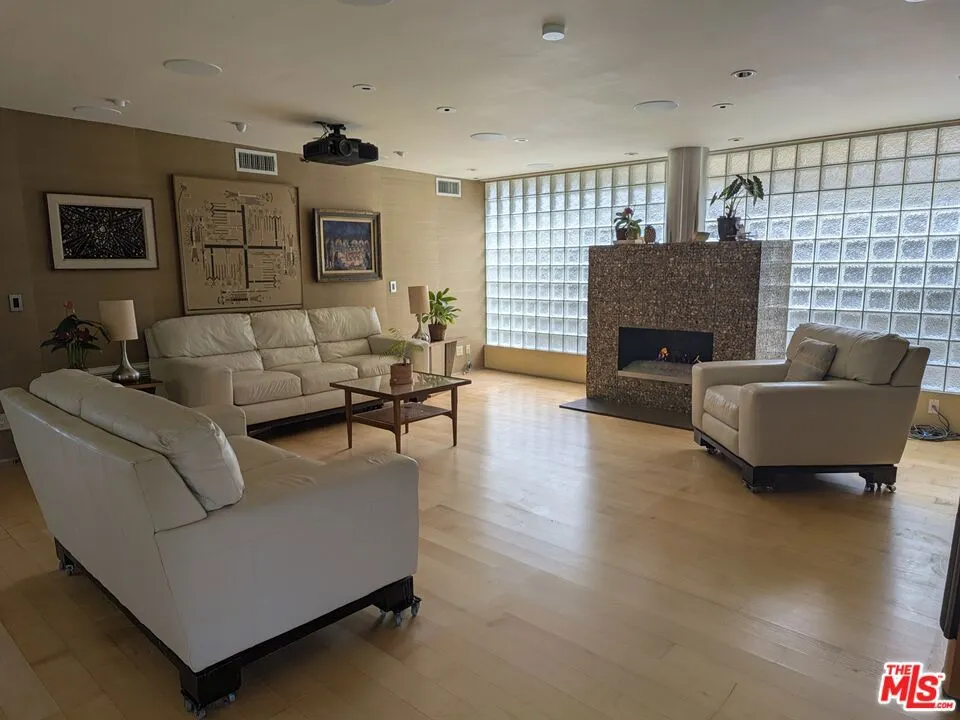 13523 Hartland Street Valley Glen, CA 91405