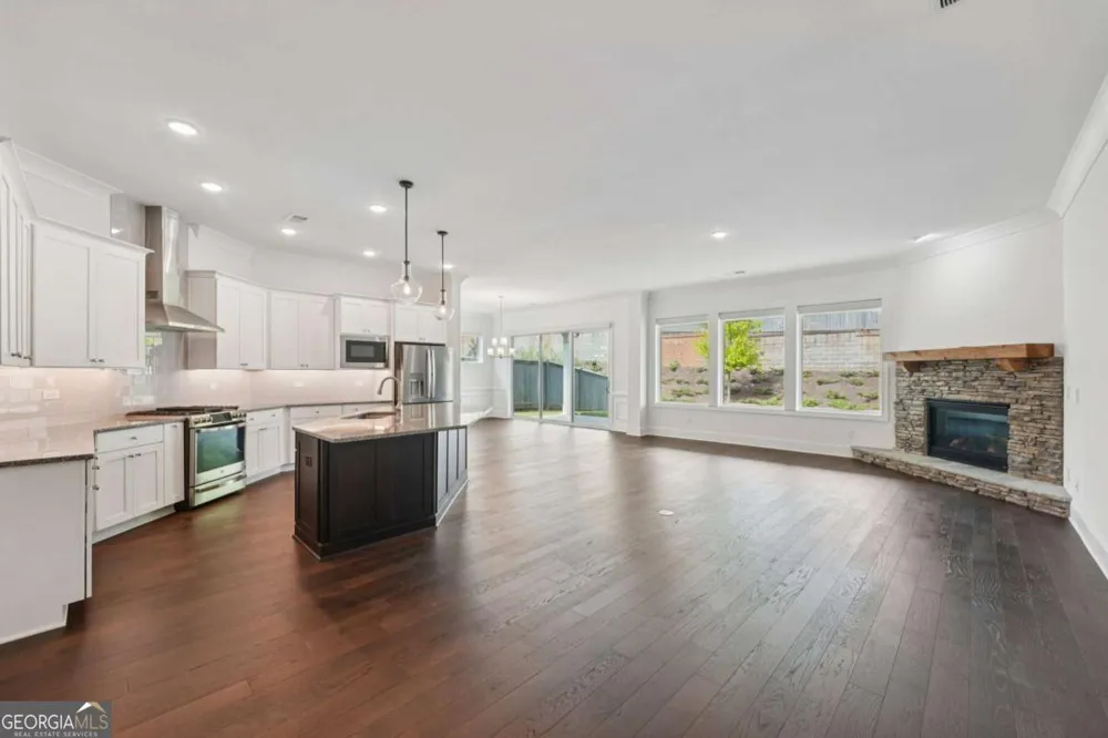 716 Elizabeth TRL Woodstock, GA 30189