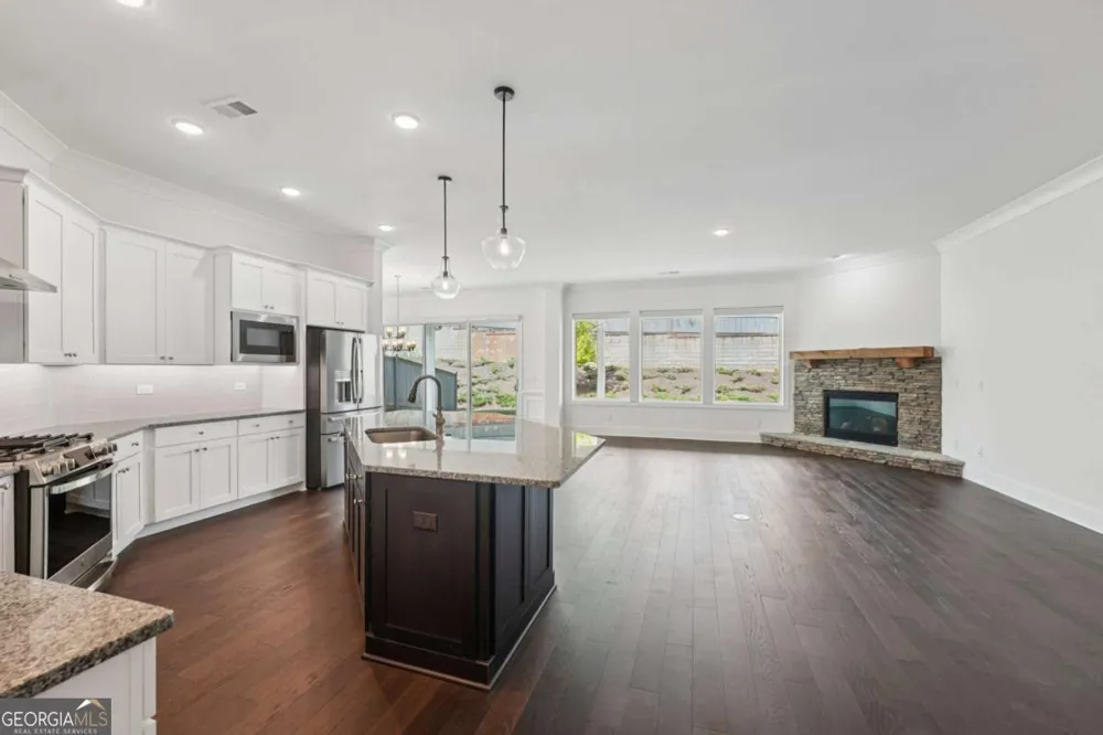 716 Elizabeth TRL Woodstock, GA 30189