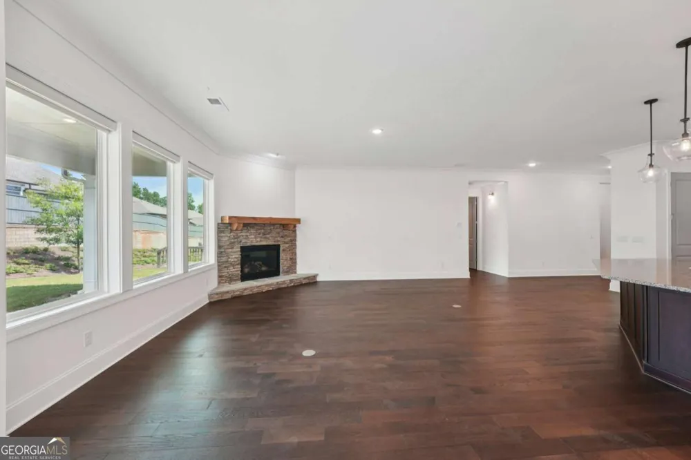 716 Elizabeth TRL Woodstock, GA 30189