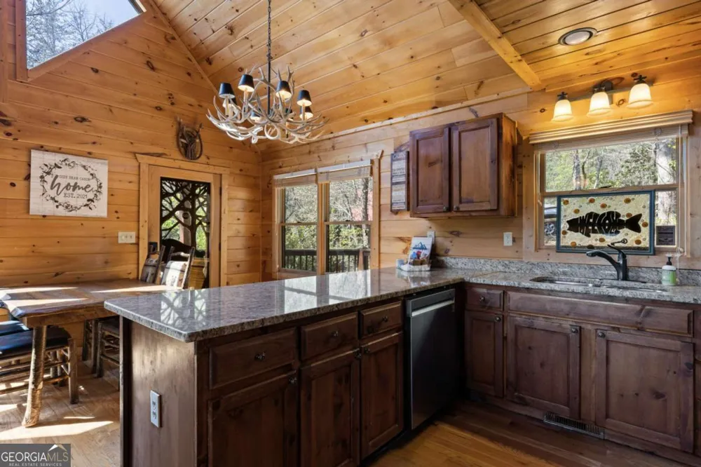 113 Dallas LN Blue Ridge, GA 30513