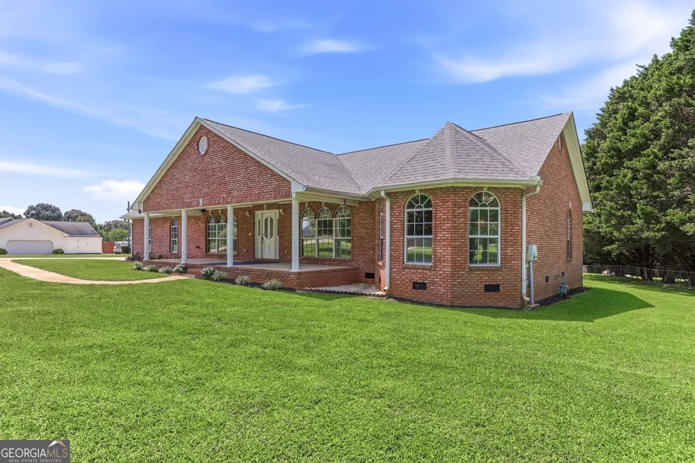 5573 Clarks Bridge RD Clermont, GA 30527