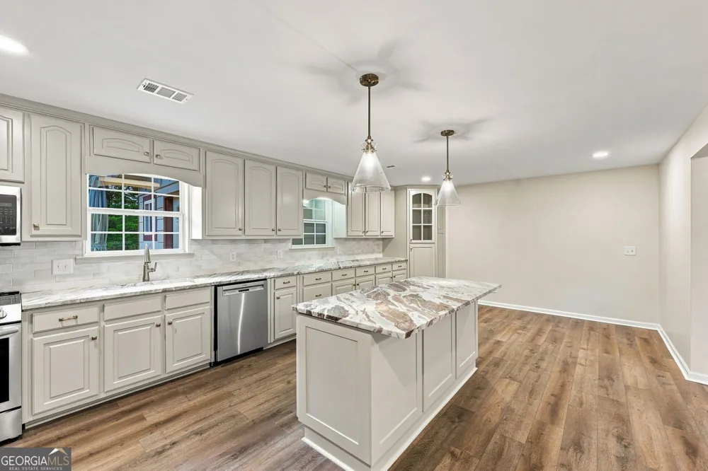5573 Clarks Bridge RD Clermont, GA 30527